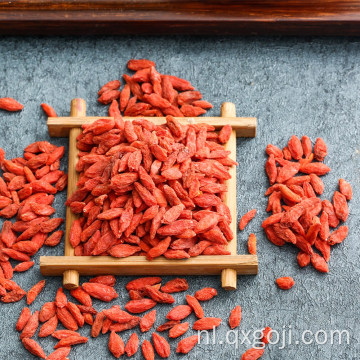 Organische rode goji-bessen oranje fruitvoeding